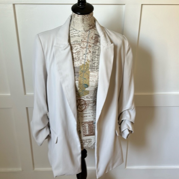 Tahari Jackets & Blazers - Women’s Tahari blazer